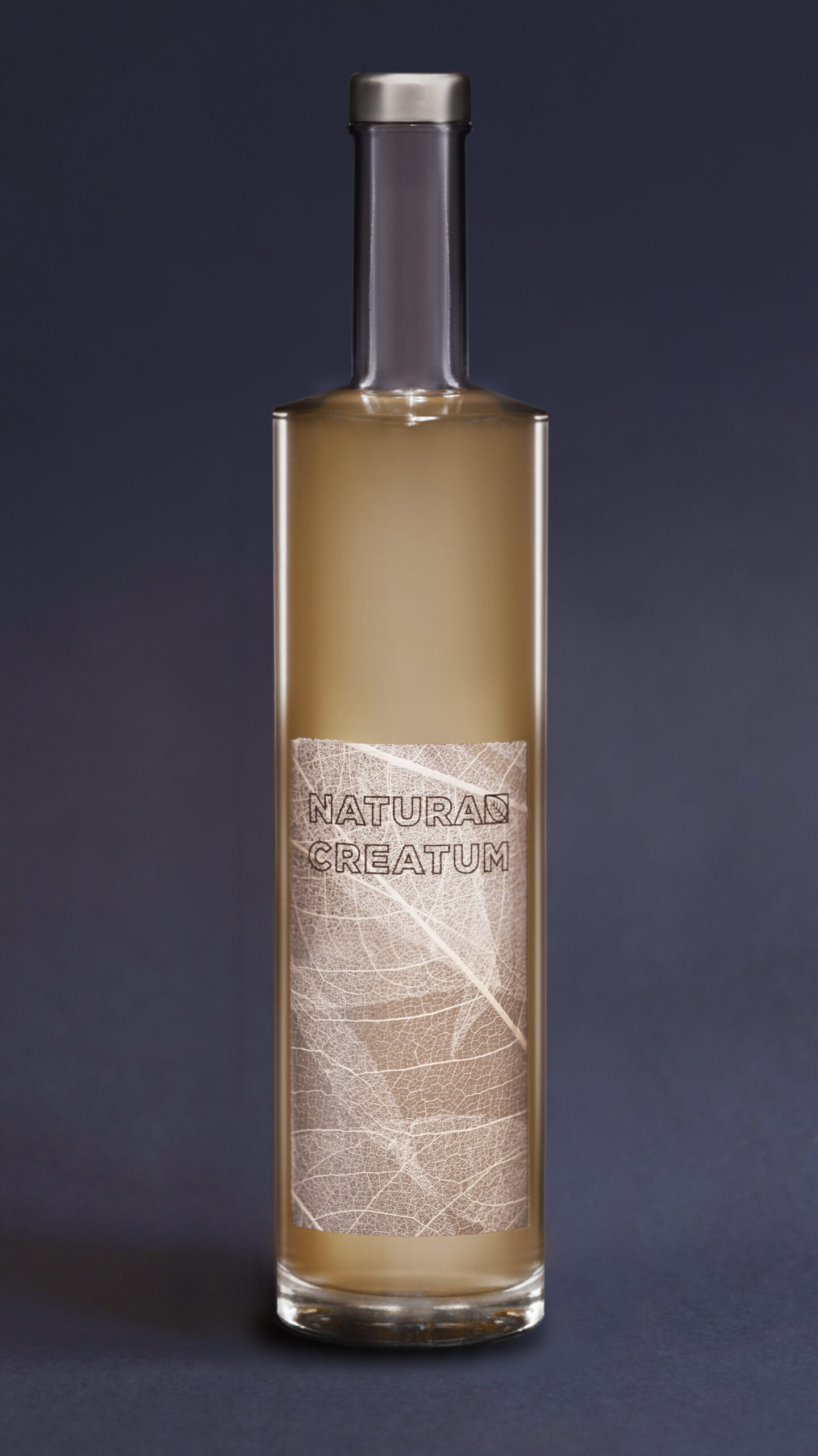 Etiquette en matière végétale sur bouteille de liqueur