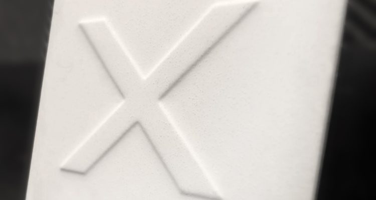 Plaque aspect minéral craie avec embossage en gros plan