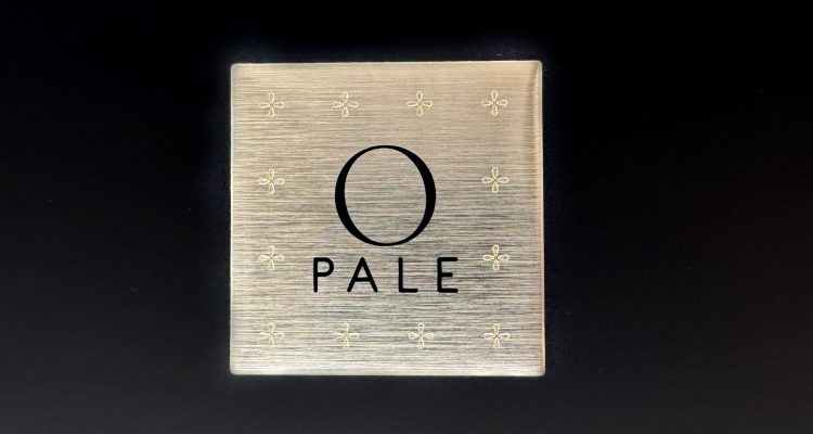 Gros plan plaque métal brossée couleur champagne avec gravure